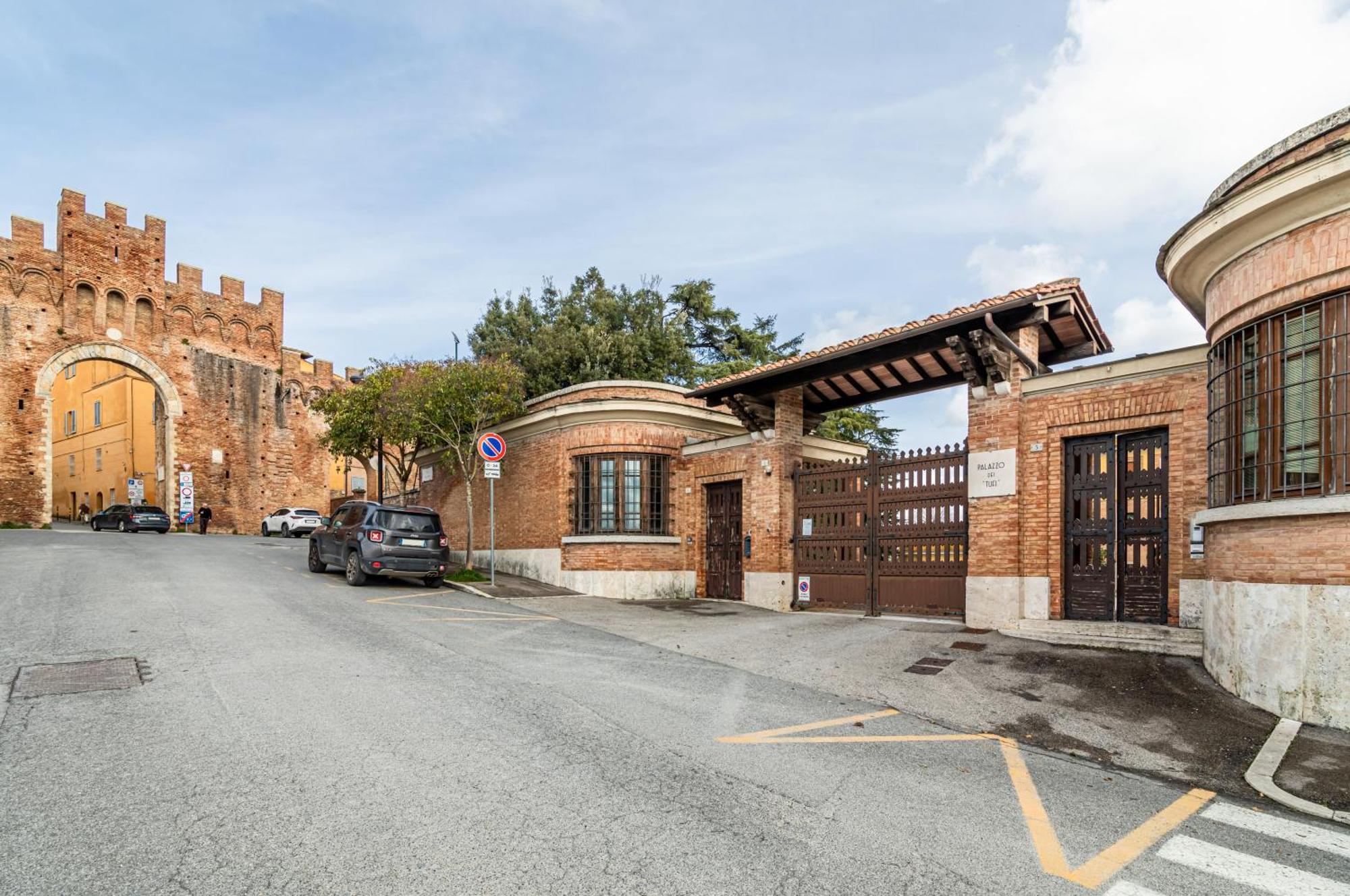Porta Tufi Luxury Apartment With Private Parking! 锡耶纳 外观 照片
